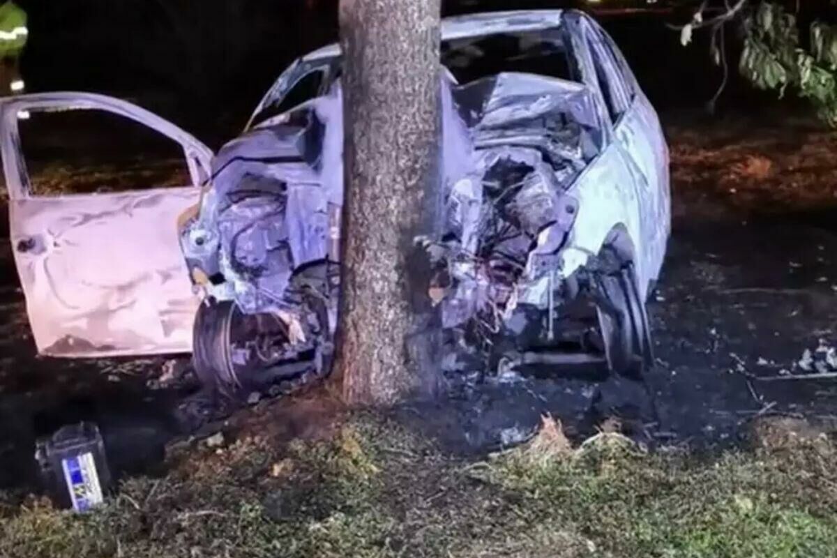 Imagem de compartilhamento para o artigo Motorista morre e criança é socorrida após carro bater em árvore e pegar fogo em Dourados da MS Todo dia